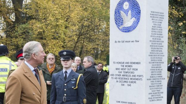 Принц Чарльз открытвает памятник женщинам-разведчицам Второй мировой войны на месте бывшего секретного аэродрома в Темпсфорде (3 декабря 2013 года)