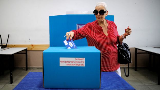 इजरेलमा मतदान गर्दै एक महिला