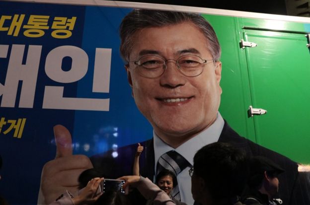文在寅當選那天，許多韓國民眾在競選車前合影留念。