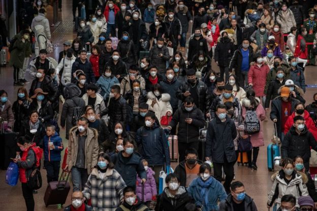 gente en una estación de tren China.