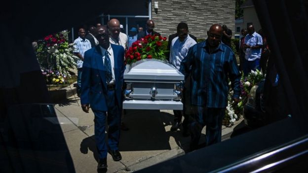 Familiares de una víctima del tiroteo de Dayton, Ohio, cargan su ataúd.