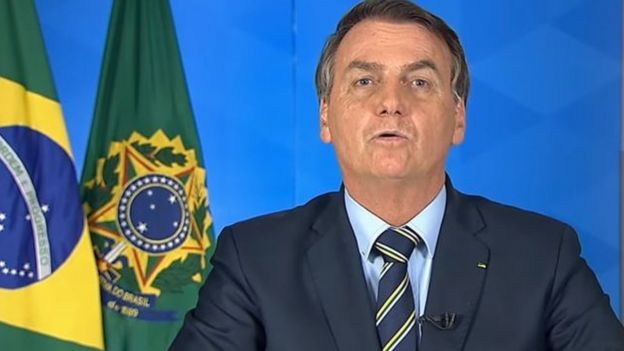 Presidente Jair Bolsonaro discorda da adoção de medidas de "confinamento em massa" por causa do impacto econômico