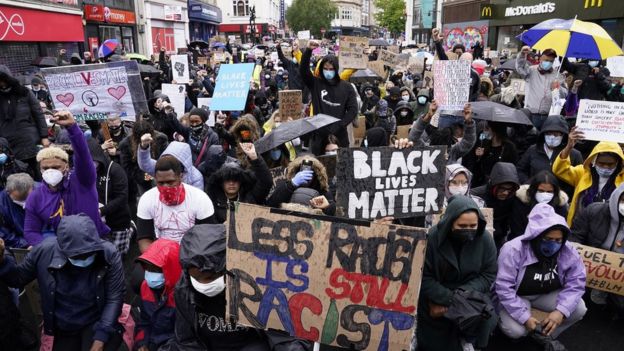 George Floyd death: Thousands turn out for UK anti-racism protests _112751984_hi061824185