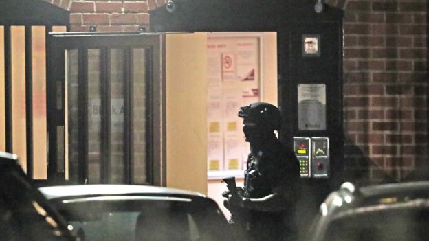 An armed police officer at a block of flats off Basingstoke Rd in Reading after an incident at Forbury Gardens in Reading town centre on 20 June 2020