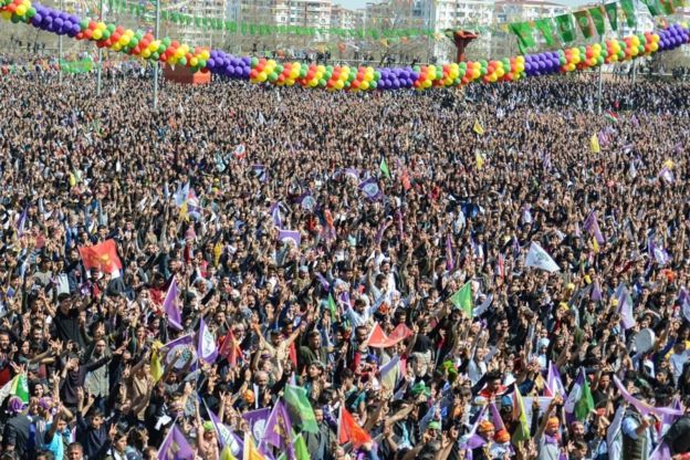 تجمع الأكراد في ديار بكر للاحتفال بعيد رأس السنة الكردية ( عيد النوروز) 21 مارس/آذار 2018.