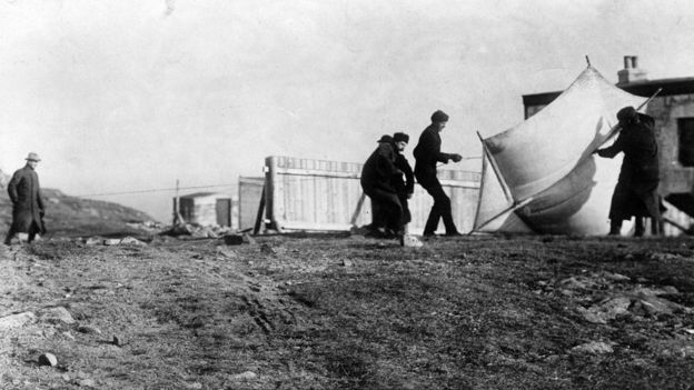 استخدمت البالونات والطائرات الورقية للمساعدة في الحفاظ على أجهزة الهوائي في وضع قائم