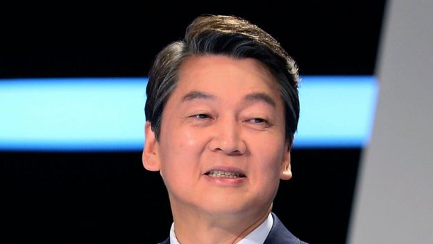 Ahn Cheol-soo, presidential candidate of the People's Party, pose for photograph ahead of a televised presidential debate on 2 May 2017.