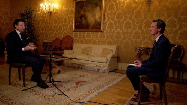 رئيس الوزراء الإيطالي (يسار) دافع في مقابلة معه بي بي سي عن سياسات حكومته في التعاطي مع فيروس كورونا
