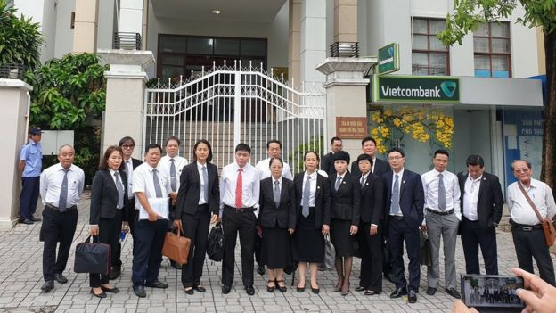 Luật sư Trần Vũ Hải (cà vạt đỏ) cùng các luật sư đến bào chữa cho ông