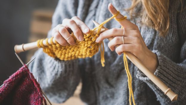 துணி மற்றும் கம்பிகளைப் பயன்படுத்தும் பின்னல்