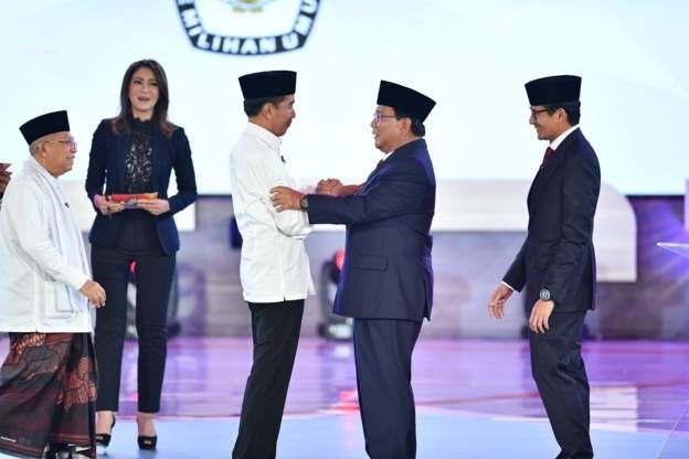 Joko Widodo dan Prabowo Subianto bersalaman usai mengikuti debat pilpres perdana 17 Januari 2018 lalu, dengan tema hukum, HAM, korupsi, dan terorisme.