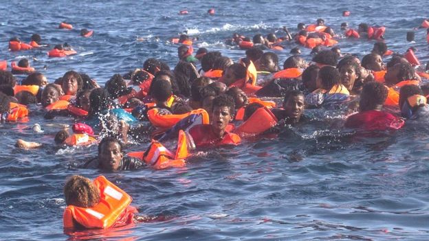 Les garde-côtes italiens, qui coordonnent les secours dans cette zone, ont fait état en fin de journée de 34 cadavres, dont une dizaine d'enfants.