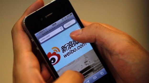 Usuário chinês navega pelo Weibo, uma resposta chinesa para o Twitter