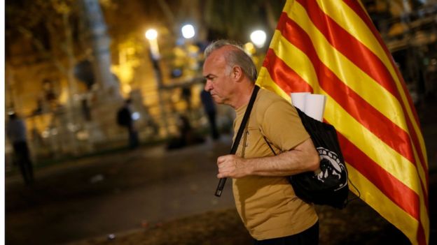 Manifestante segurando bandeira da Catalunha