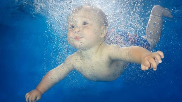 Un bebé debajo del agua
