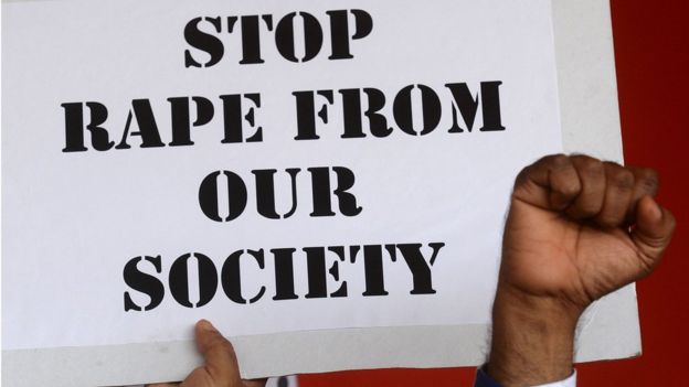 Cartaz diz, em inglÃªs, 'Fim ao estupro em nossa sociedade'