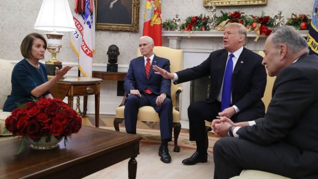 Donald Trump y su vicepresidente Mike Pence discuten en la Casa Blanca con los líderes demócratas Nancy Pelosi y Chuck Schumer