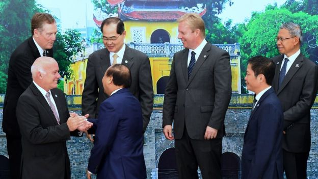 Thủ tướng Việt Nam Nguyễn Xuân Phúc bắt tay Đại diện Thương mại Mỹ Robert Lighthizer (hàng sau bên trái) hôm 20/5. Trong ảnh còn có bộ trưởng thương mại các nước Peru, Singapore, New Zealand và Malaysia và Việt Nam.