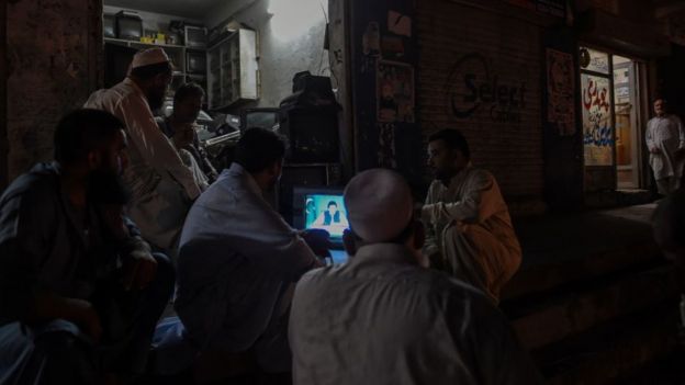 টেলিভিশনে ইমরান খানের ভাষণ দেখছেন পাকিস্তানের ক'জন নাগরিক।