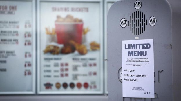 A mediados de febrero, fueron cerrados temporalmente más de la mitad de los locales de la cadena KFC en Reino Unido, lo que causó consternación entre sus clientes.