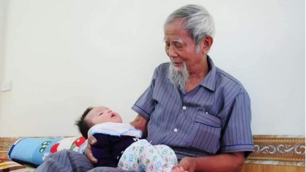 Ông Lê Đình Kình thời còn bình an bên con cháu ở Đồng Tâm