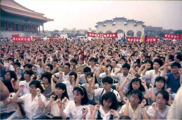1989年“六四”镇压后，许多学生聚集在广场上哀悼“罹难大陆同胞”与声援中国民主。（Wang Hsin Yang）