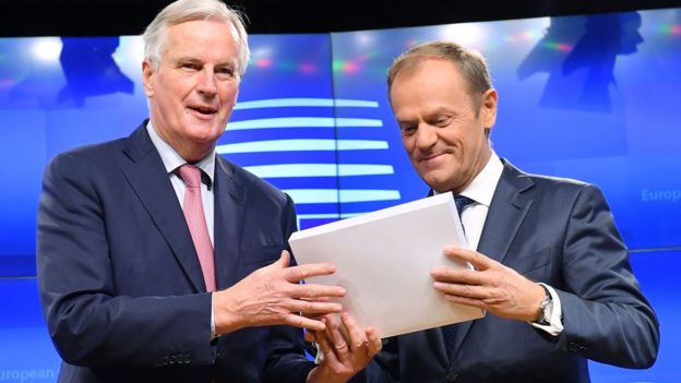 AB Konseyi Başkanı Donald Tusk (sağda) ile AB'nin Brexit Başmüzakerecisi Michel Barnier, 500 sayfalık Brexit mutabakatını basına gösterdi ve liderler zirvesinin 25 Kasım Pazar günü düzenleneceğini söyledi.
