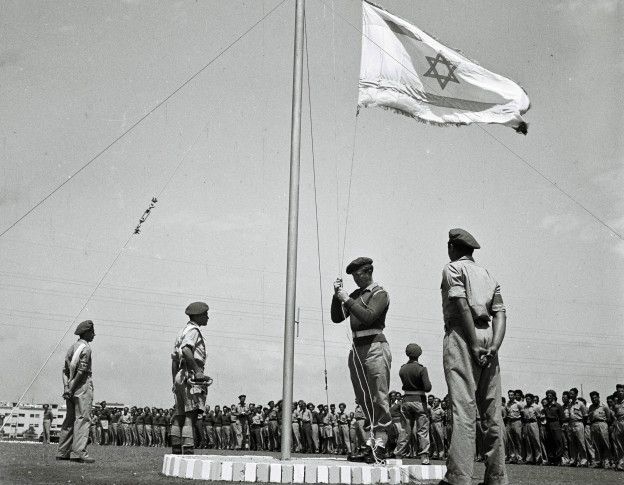 Izamiento de la bandera de Israel.