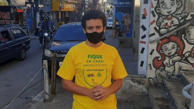 "Fique em casa!" Надпись на футболке Леандру призывает бразильцев оставаться дома.