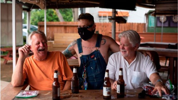 Personas en un bar de Houston