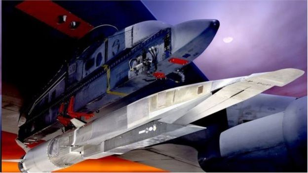 2010年美国的B-52轰炸机在高空投掷了被称为X-51A的超高音速飞行器，飞行器使用超燃冲压发动机达到超高音速