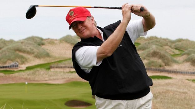 Donald Trump jugando al golf.