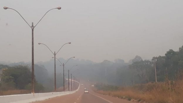 Fumaça encobre rodovia em Rondônia