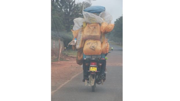 Jamaa na mzigo wa mifuko tele ya Plastiki Jijijini Nairobi