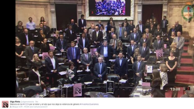 Picture of MPs standing in silence in Argentina, with accompanying tweet in Spanish