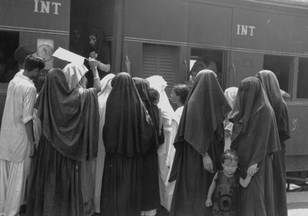 Mulheres muçulmanas abordam um trem em Nova Déli para viajar ao Paquistão em 7 de agosto de 1947