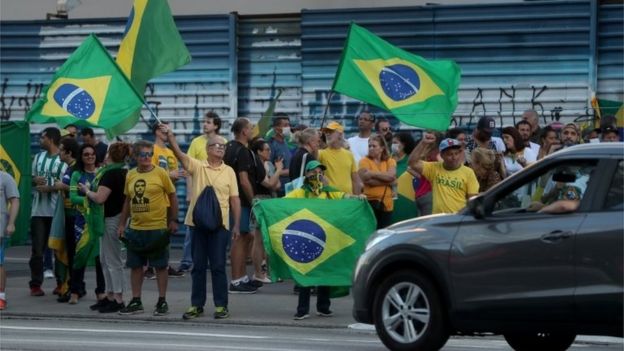 Brasileiros protestando