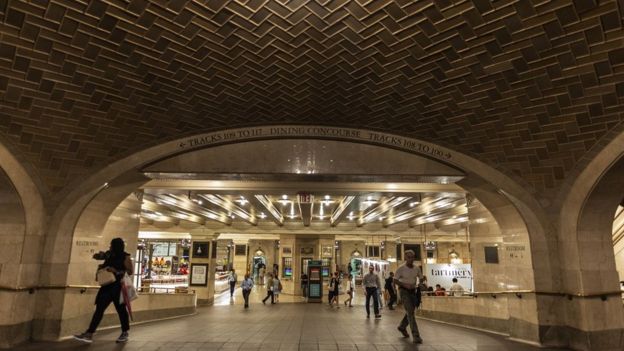 El techo abovedado en el piso inferior de la estación Grand Central de Nueva York con gente caminando