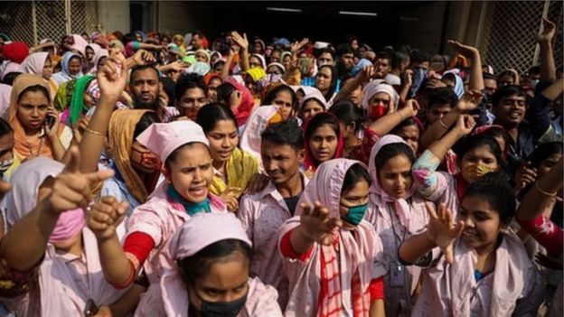 গত কয়েকদিন ধরে মজুরি সংশোধনের দাবিতে বিক্ষোভ করেছেন পোশাক কারখানার শ্রমিকরা