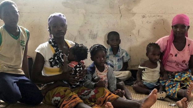 Baadhi ya familia zilizosambaratishwa na kimbunga Kenneth nchini Msumbiji zikiwa katika makazi ya muda ya msaada