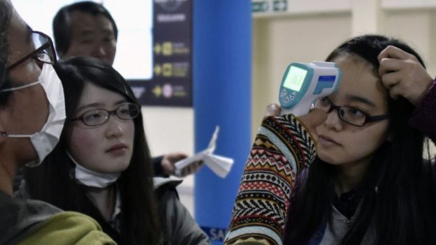 Turistas no aeroporto de La Paz, na Bolívia, passam por testes para detectar coronavírus