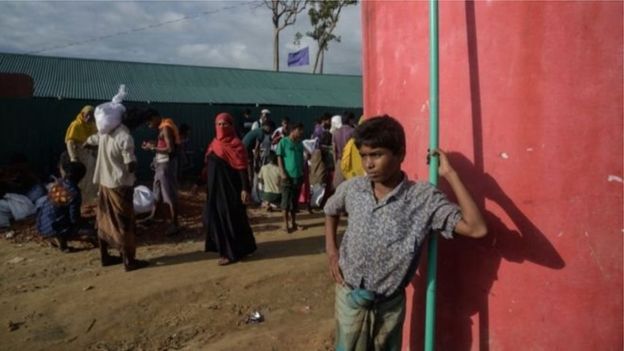 লাখ লাখ রোহিঙ্গা প্রাণভয়ে মিয়ানমার ছেড়ে পালিয়ে বাংলাদেশে আশ্রয় নিয়েছে