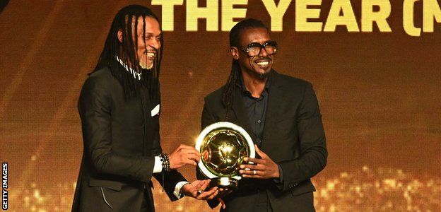 Rigobert Song hands Aliou Cisse his Caf men's national coach of the year award