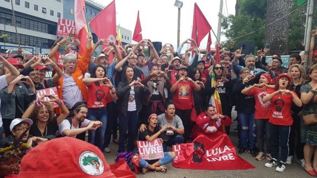 Apoiadores de Lula em frente à carceragem da Polícia Federal