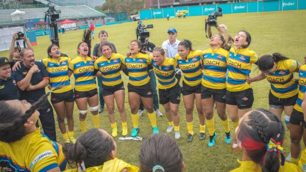 Mujeres celebran una victoria deportiva en rugby
