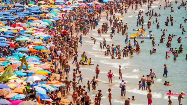 Turistas en una playa de Benidorm.