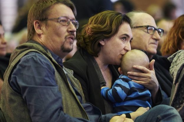 Мэр Барселоны Ада Колау со своим ребеком и коллегой по партии Catalunya en Comu's