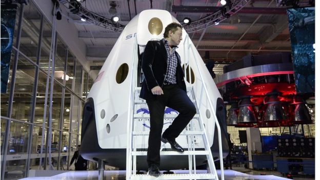 Musk bajando de un cohete espacial