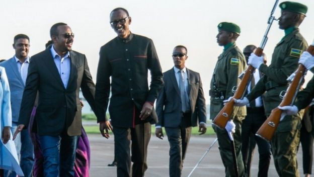 Paul Kagame (C) welcomes Ethiopian Prime Minister Abiy Ahmed to commemorative ceremonies