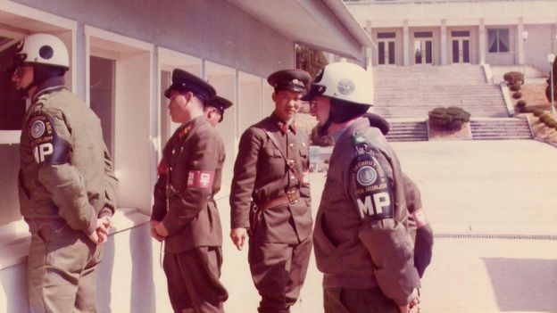 Hombres de Corea del Norte y Estados Unidos se mezclan en la JSA, con el pabellón Panmungak al fondo.